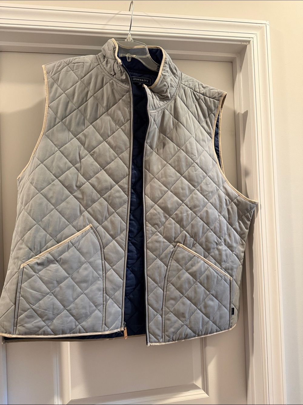 XL Men’s crown & ivy Light Gray Quilted Vest with Navy Lining